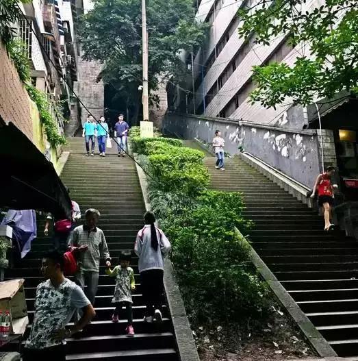 石梯火车站最新情况探索，小巷深处的隐藏特色小店