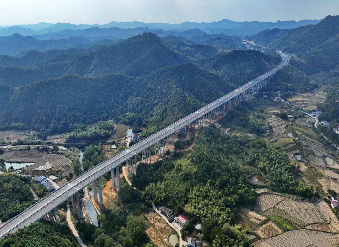 湘阴县公路建设新篇章，公路上的温暖与欢笑之旅